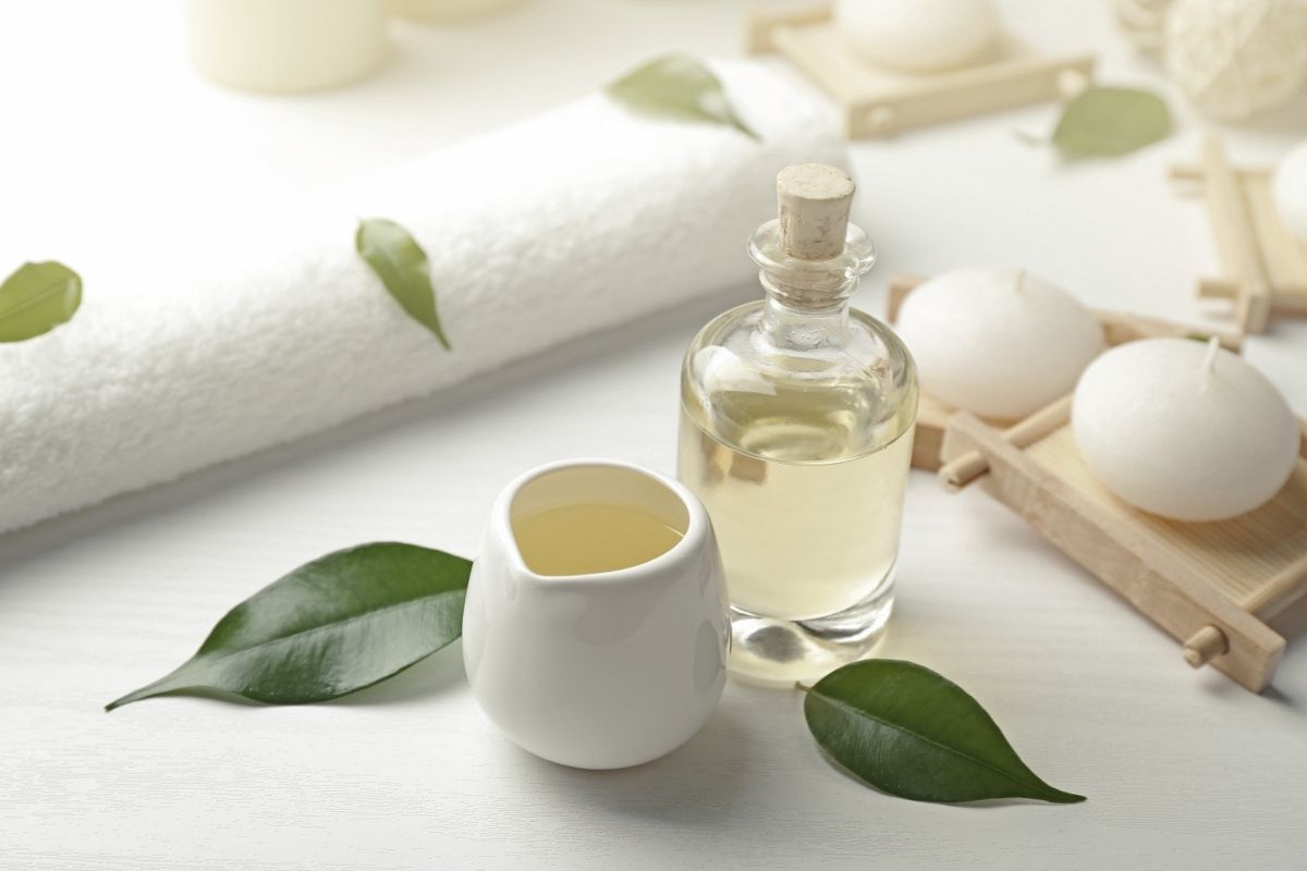 8 Amazing Benefits & Uses of Tea Tree Oil: Melaleuca Oil